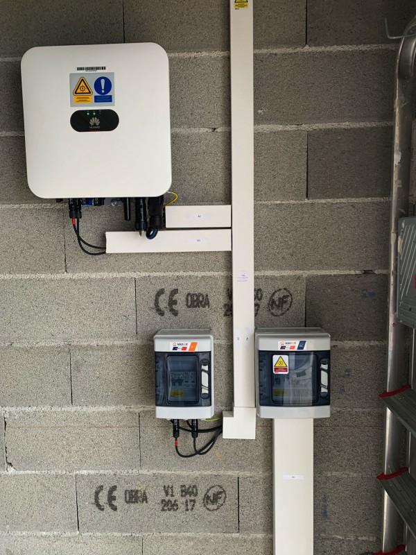  Production d'électricité solaire grâce à une installation photovoltaïque à Aix-en-Provence.