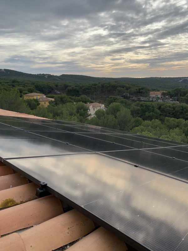 Panneaux sur un toit autour de Marseille