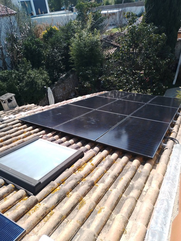 Installation de panneaux photovoltaïques de 6.5kWc sur tuiles mécanique chez un particulier à Salon-de-Provence, près de Miramas