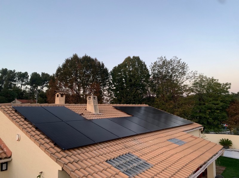 Installation de panneaux solaires sur un toit à Gardanne par Sunsud Energie.