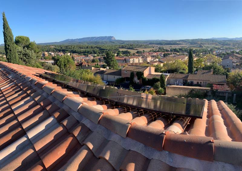 Installation en surimposition de panneaux photovoltaïques de 3kVA bénéficiant des aides financières de l’État à Venelles, près d'Éguilles.