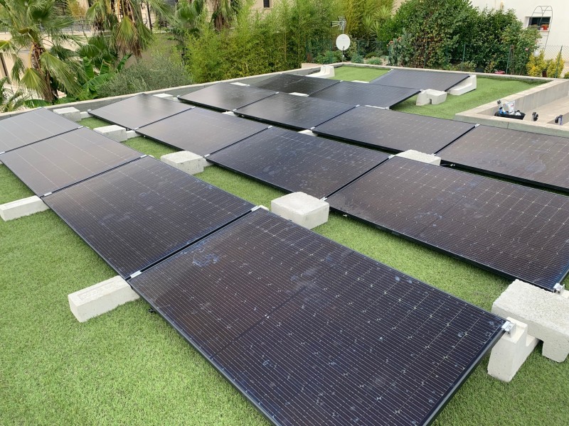 Installation panneaux photovoltaïques lesté sur toit plat à Draguignan
