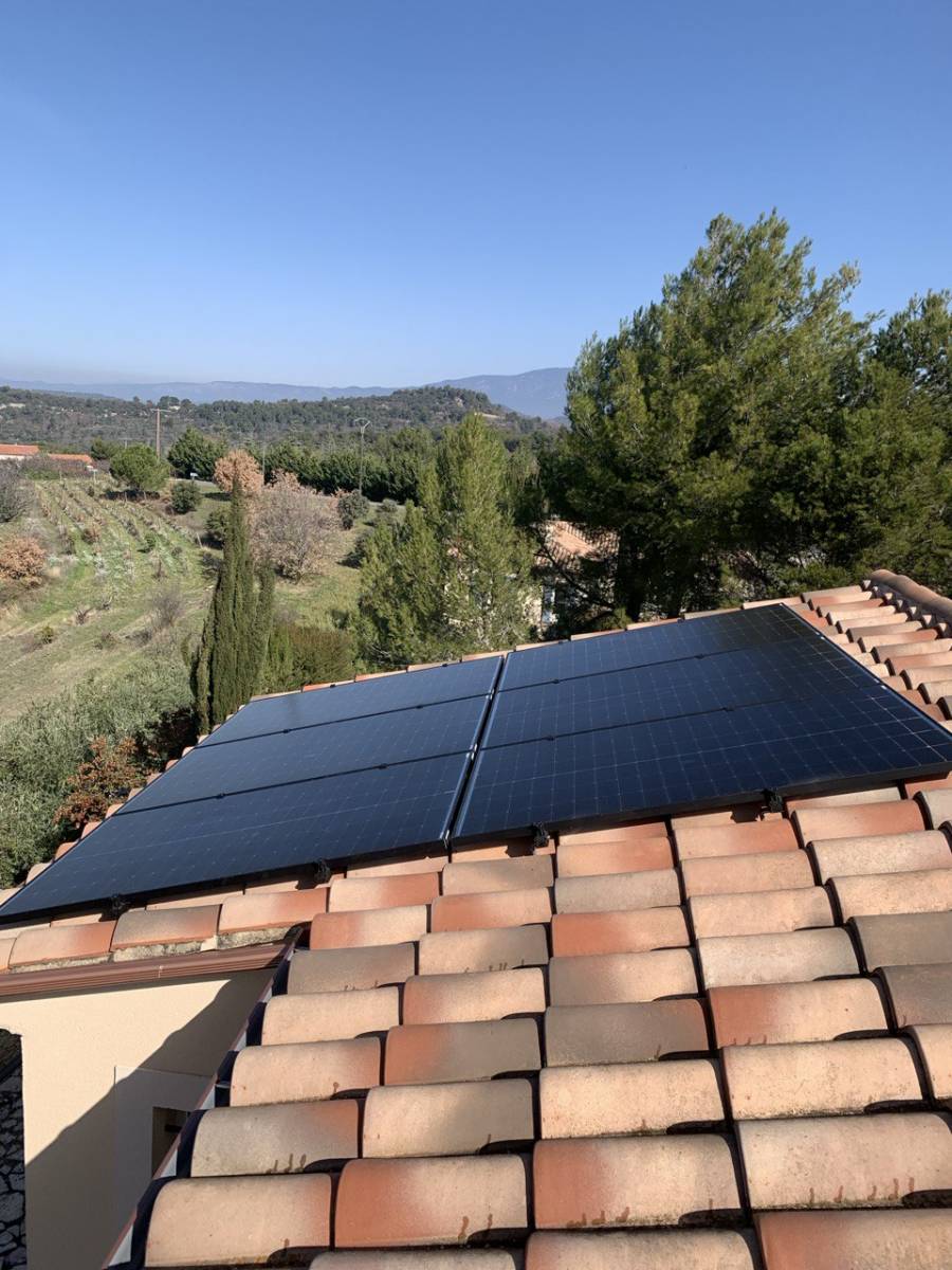 Pose de panneaux photovoltaïques de 9KVA avec onduleur central sur la commune de Venasque, à proximité de Carpentras dans le Vaucluse