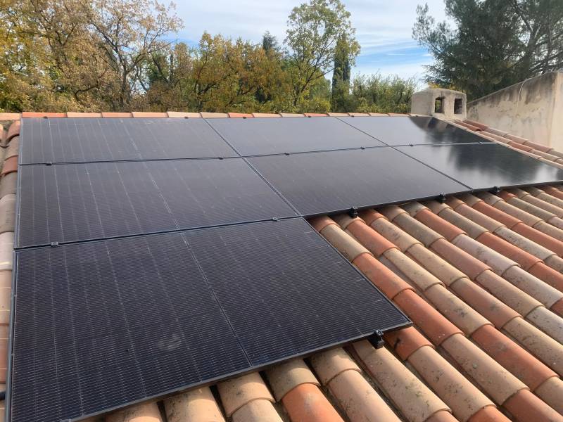 Installation photovoltaïque de 3kVA avec un contrat d'achat auprès d'EDF OA localisé à Venelles, à proximité de Pertuis.