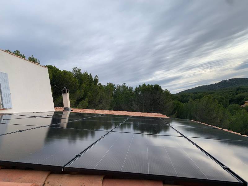 Installation photovoltaïque de 9kWc sur une maison individuelle avec onduleur central à Ensuès-La-Redonne, à proximité de Le Rove