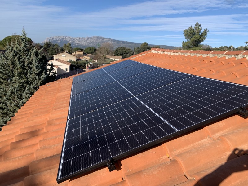 Installation de panneaux solaires sur un toit à Trets