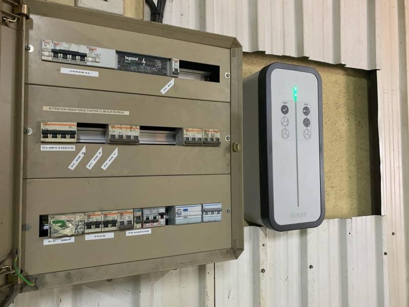 Installation d'une borne pour voiture électrique en charge rapide à Jouques en triphasé